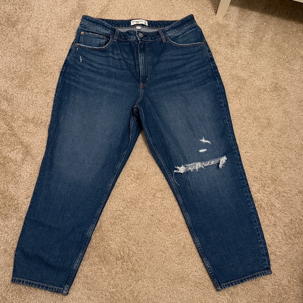 Abercrombie & Fitch The Mom High Rise Curve Love Jeans in Dark Destroy